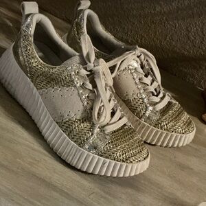 Dolce Vita metallic gold / white Sneakers. EUC